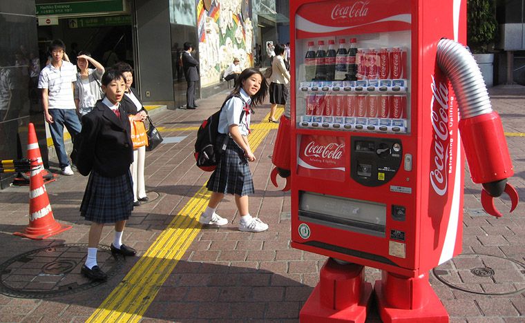 Máy bán hàng tự động thiết kế kiểu robot tại một trường học tại Nhật