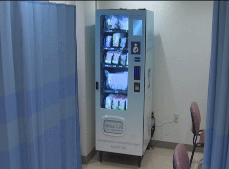 Máy bán hàng tự động đặt trong phòng khám bệnh